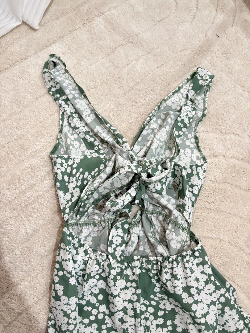 SHEIN Floral Maxi Dress (Category: Dresses) located in Manila. Submitted by bunnyaragon (Listing ID 1422165085, Image 3). Description: - SHEIN green floral maxi dress - Features a flattering V-neckline - Stylish tie-back detail - Includes a front slit - Sleeveless design with spaghetti straps - Made from lightweight fabric - Ideal for warm weather and casual wear.