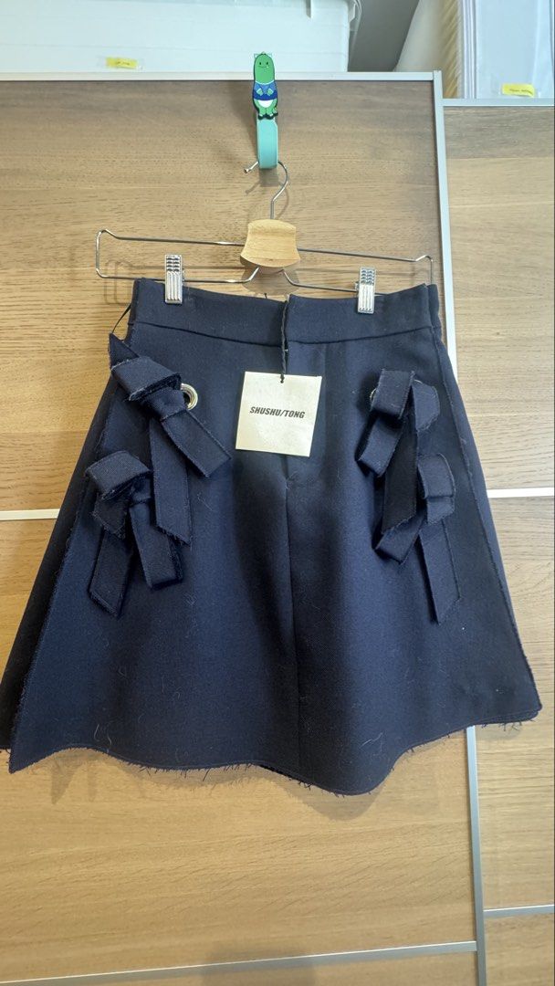 SHUSHU/TONG Navy Bow Detail Skirt （分類：裙）位於 Hong Kong。 由 suyi5190 提交（商品編號 1422147707，圖片 1）。簡介： Navy skirt from SHUSHU/TONG. Features bow details on the front. Brand new with original tag.。