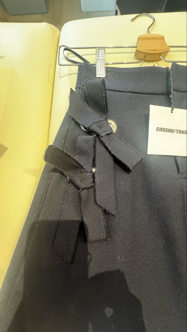 SHUSHU/TONG Navy Bow Detail Skirt （分類：裙）位於 Hong Kong。 由 suyi5190 提交（商品編號 1422147707，圖片 2）。簡介： Navy skirt from SHUSHU/TONG. Features bow details on the front. Brand new with original tag.。