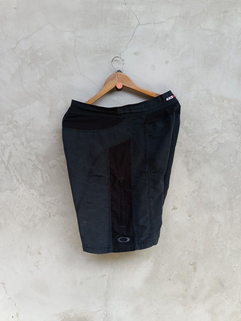 Vtg Oakley MTB riding Shorts (Category: Shorts) located in Narra. Submitted by davidddyyy (Listing ID 1422114560, Image 3). Description: - Oakley shorts - Size: 34 - Color: Dark with black accents - Material: Nylon and polyester - Closure: Button - Features: Pockets - Design: Oakley logo visible - Origin: Made in China -signs of wear -fresh from bale needs wash 1200+sf.