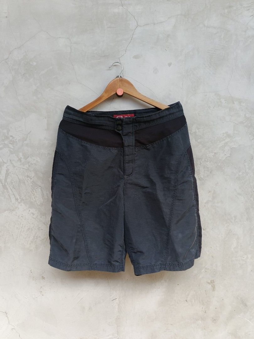 Vtg Oakley MTB riding Shorts (Category: Shorts) located in Narra. Submitted by davidddyyy (Listing ID 1422114560, Image 1). Description: - Oakley shorts - Size: 34 - Color: Dark with black accents - Material: Nylon and polyester - Closure: Button - Features: Pockets - Design: Oakley logo visible - Origin: Made in China -signs of wear -fresh from bale needs wash 1200+sf.