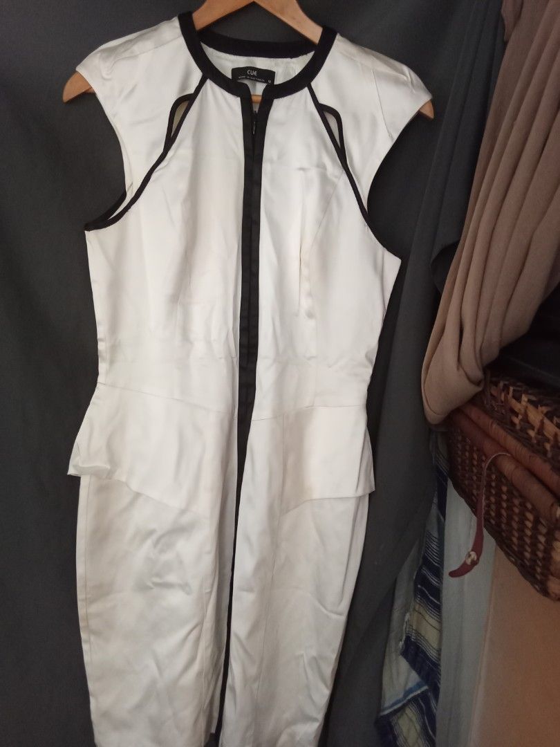 White CUE vintage dress size 12 (Category: Women's Clothes) located in Melbourne. Submitted by kerriscull39310 (Listing ID 1422112814, Image 2). Description: stunning vintage white CUE dress with black zip size 12 it's a show stopper.