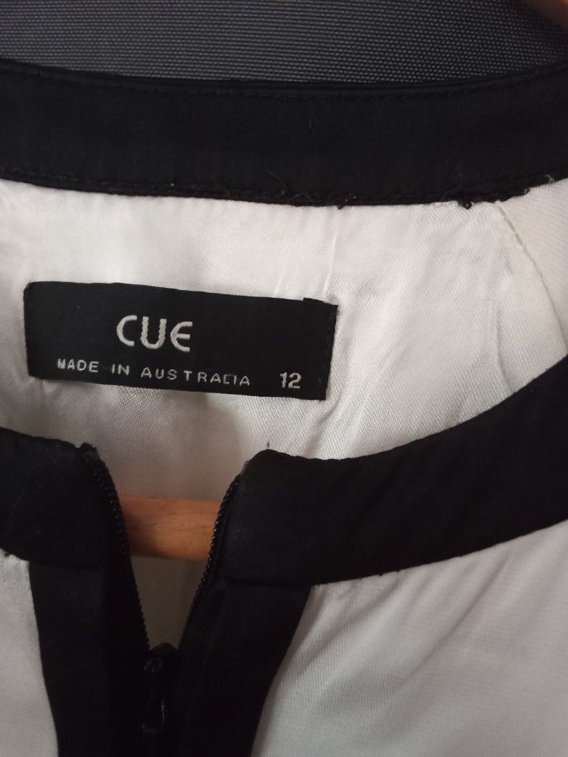 White CUE vintage dress size 12 (Category: Women's Clothes) located in Melbourne. Submitted by kerriscull39310 (Listing ID 1422112814, Image 3). Description: stunning vintage white CUE dress with black zip size 12 it's a show stopper.