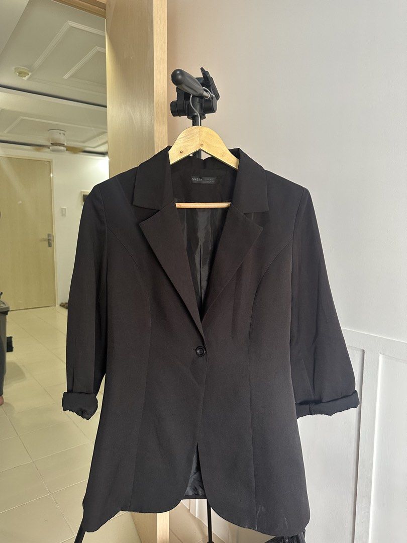 Women’s Black Blazer (Category: Coats, Jackets and Outerwear) located in Manila. Submitted by lukedca (Listing ID 1422085873, Image 1). Description: .