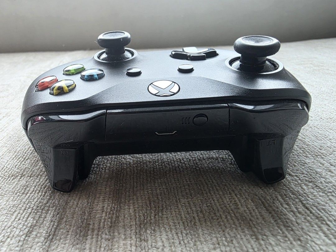 Xbox One Wireless Controller (Category: Controllers) located in Manila. Submitted by kaisercruz (Listing ID 1422122570, Image 2). Description: Black Xbox One Series S wireless controller Connects through bluetooth / micro USB Needs 2x AA battery.
