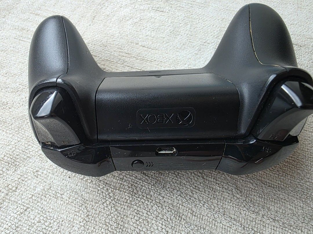 Xbox One Wireless Controller (Category: Controllers) located in Manila. Submitted by kaisercruz (Listing ID 1422122570, Image 3). Description: Black Xbox One Series S wireless controller Connects through bluetooth / micro USB Needs 2x AA battery.