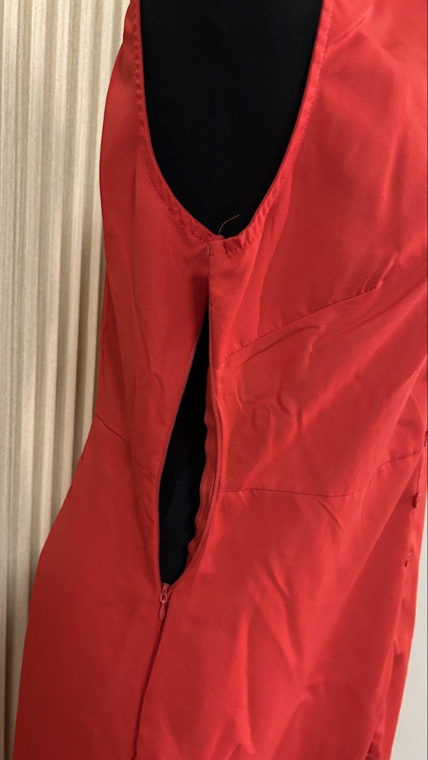 Zanzea Red Sleeveless Dress (Category: Dresses) located in Cainta. Submitted by ishatglav (Listing ID 1422228403, Image 2). Description: - Zanzea red sleeveless dress - Midi length - Size: L - Features a button-down front - Side zipper closure.