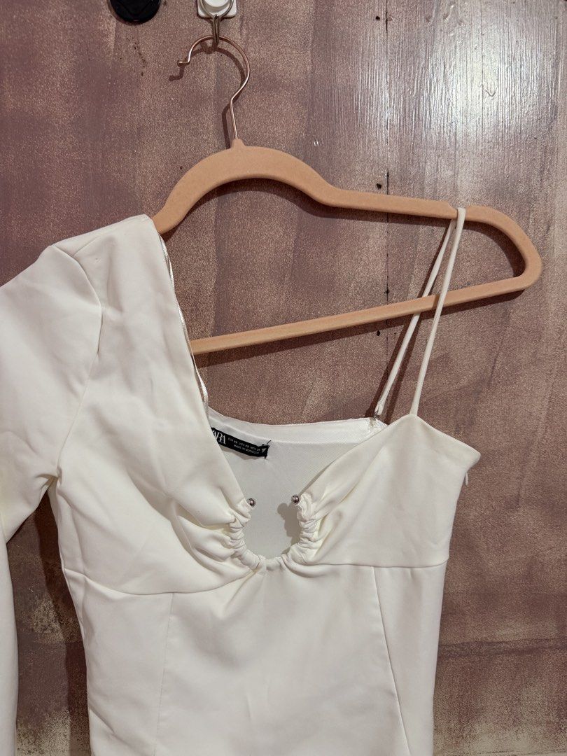 Zara White Asymmetrical Bodysuit - XS (Category: Others Tops) located in Legazpi City. Submitted by hellomique (Listing ID 1422158410, Image 2). Description: Used twice Zara white asymmetrical bodysuit XS size.