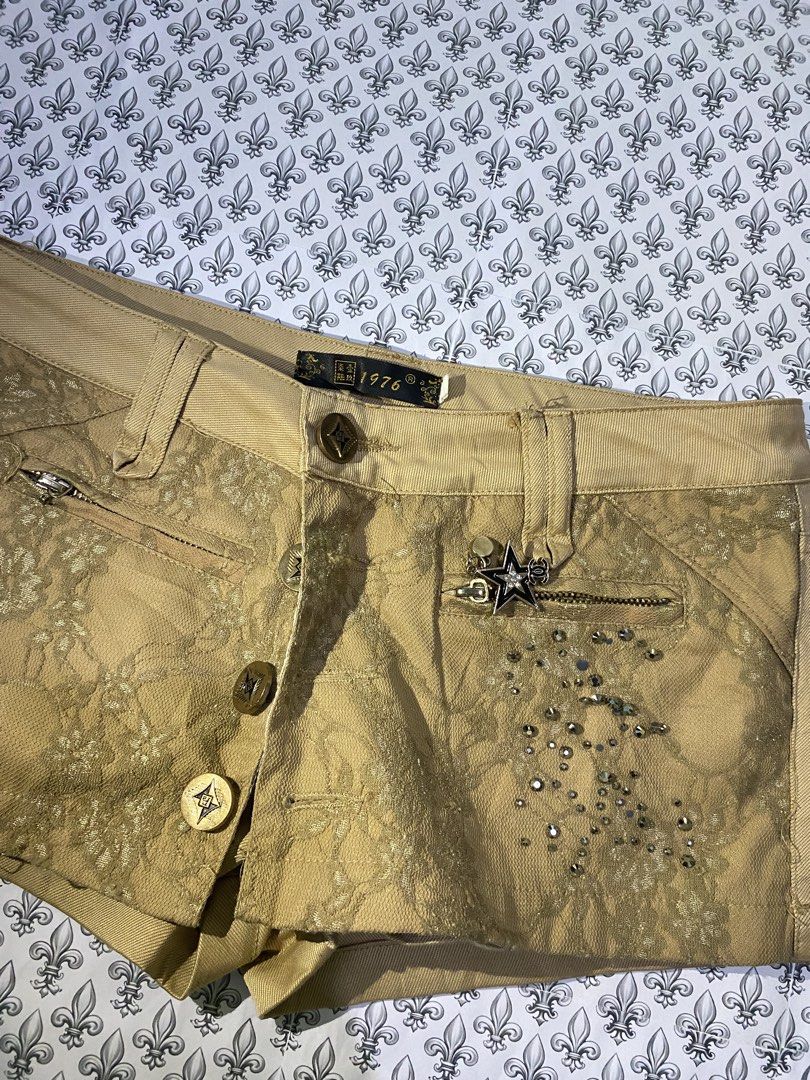 1976 Lace Detail Shorts (Category: Shorts) located in Ozamiz City. Submitted by sw4gcvnt (Listing ID 1422368901, Image 2). Description: 1976 y2k button up shorts ·:*¨༺ ♱✮♱ ༻¨*:· ✚ m: 150 ✚ s: 180 ✚ l: 199 (au) size: 26-29 length: 8.3 issue: back zipper handle broken (minor).