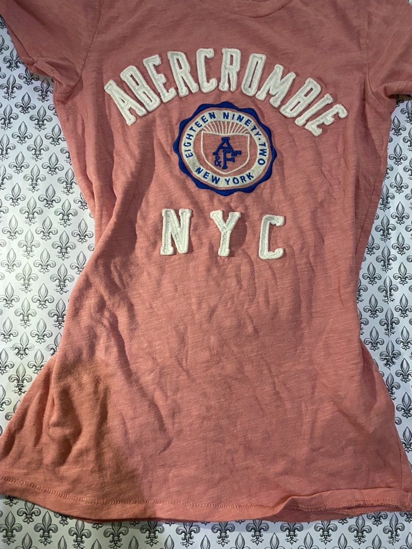 Abercrombie & Fitch NYC Graphic Tee (Category: Blouses) located in Ozamiz City. Submitted by sw4gcvnt (Listing ID 1422368653, Image 3). Description: abercrombie & fitch top ·:*¨༺ ♱✮♱ ༻¨*:· ✚ m: 150 ✚ s: 190 ✚ l: 250 (au) size: s-semi m length: 22 issue: none.