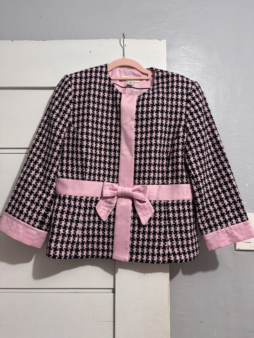 Amanda Smith Petite Tweed Coords Size 8P (Category: Skirts) located in Minalin. Submitted by misissitri (Listing ID 1422337660, Image 3). Description: - Amanda Smith Petite Tweed Coords - Size: 8P - Color: Pink and Black - Tweed fabric - Includes jacket and skirt - Features bow detail Used once only.
