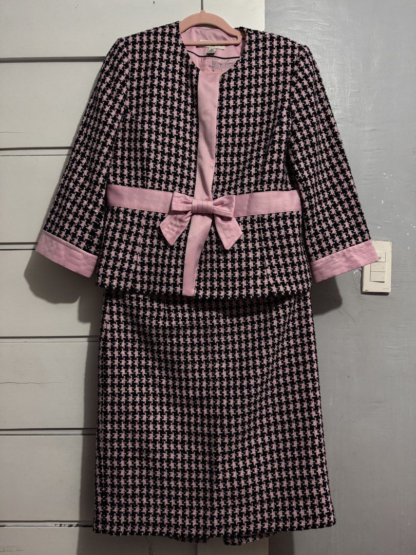 Amanda Smith Petite Tweed Coords Size 8P (Category: Skirts) located in Minalin. Submitted by misissitri (Listing ID 1422337660, Image 2). Description: - Amanda Smith Petite Tweed Coords - Size: 8P - Color: Pink and Black - Tweed fabric - Includes jacket and skirt - Features bow detail Used once only.