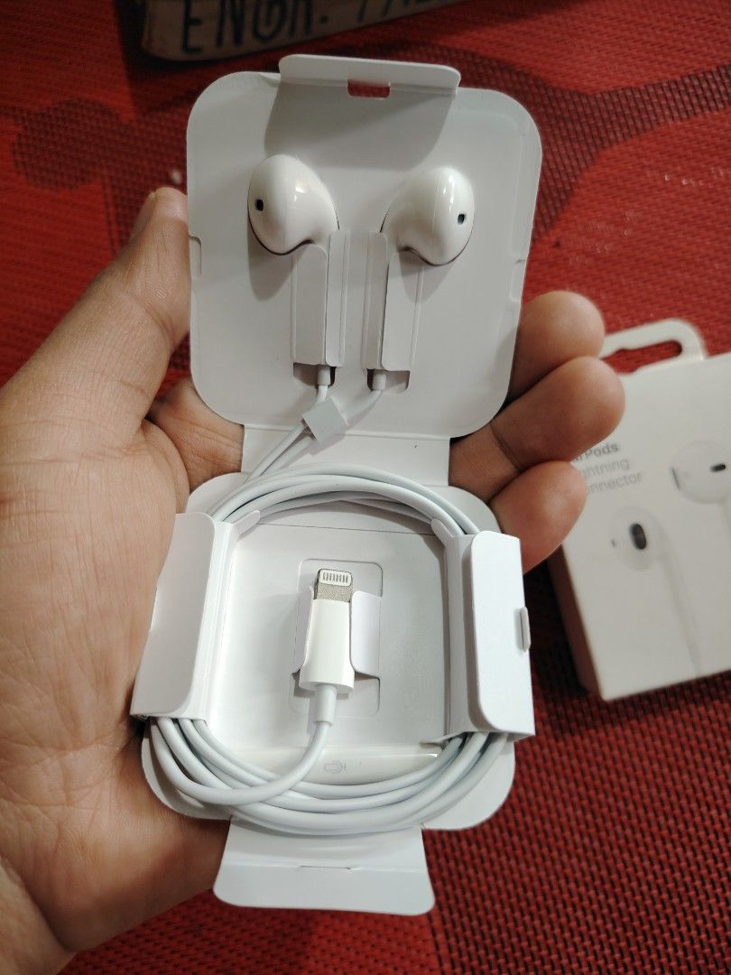 Apple 🍏 Earpos lightning Plug Connector (Category: Earphones) located in Makati City. Submitted by isakie (Listing ID 1422271370, Image 2). Description: APPLE🍏 EARPODS LIGHTNING CABLE/CORD WITH SERIAL NUMBER MODE OF PAYMENT ✅COD ✅GCASH ✅PAYMAYA VIA LALAMOVE, GRAB OR U CAN BOOK YOUR OWN RIDER TO PICK UP. 7DAYS WARRANTY AND SAME DAY DELIVERY ‼️ Pm for sure buyer 😉.