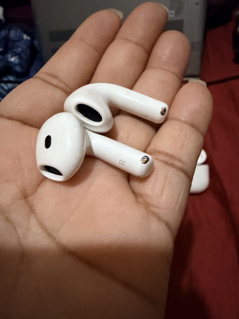 Apple Airpods 4 with ANC 100% original (Category: Earphones) located in Paranaque City. Submitted by hannah.agupit (Listing ID 1422251444, Image 2). Description: Unit with case and cable for charging 💯 original/authentic No issues Ready to use.