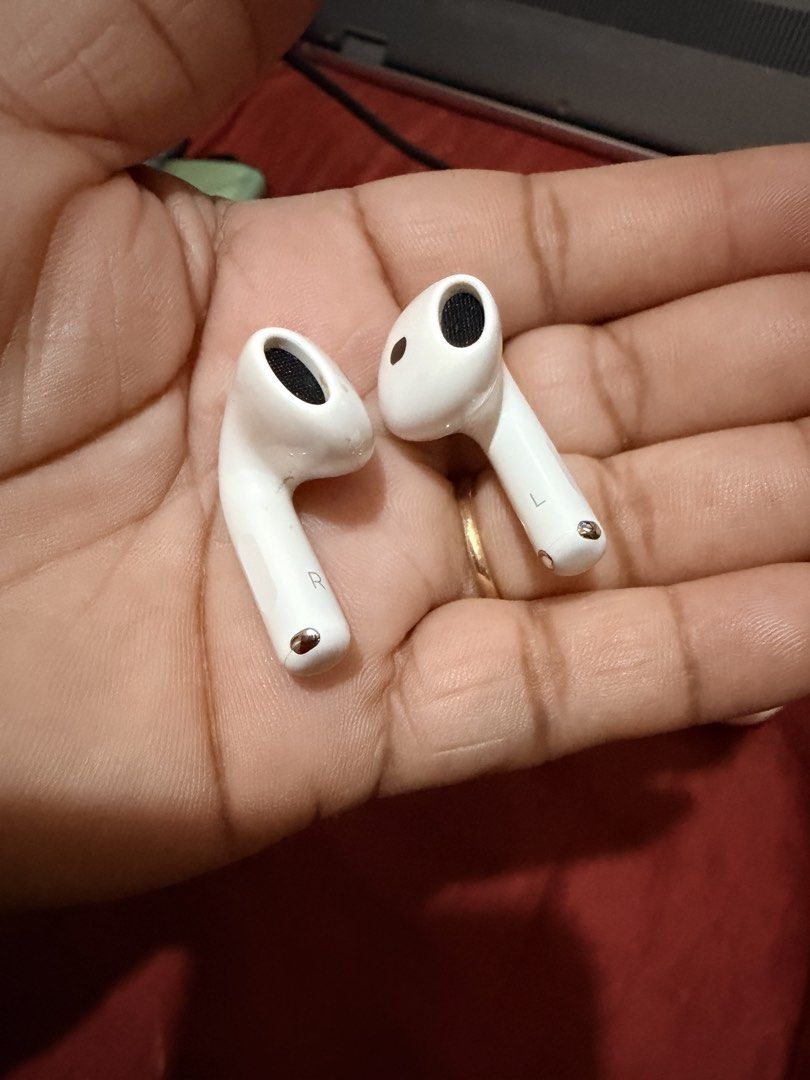 Apple Airpods 4 with ANC 100% original (Category: Earphones) located in Paranaque City. Submitted by hannah.agupit (Listing ID 1422251444, Image 3). Description: Unit with case and cable for charging 💯 original/authentic No issues Ready to use.