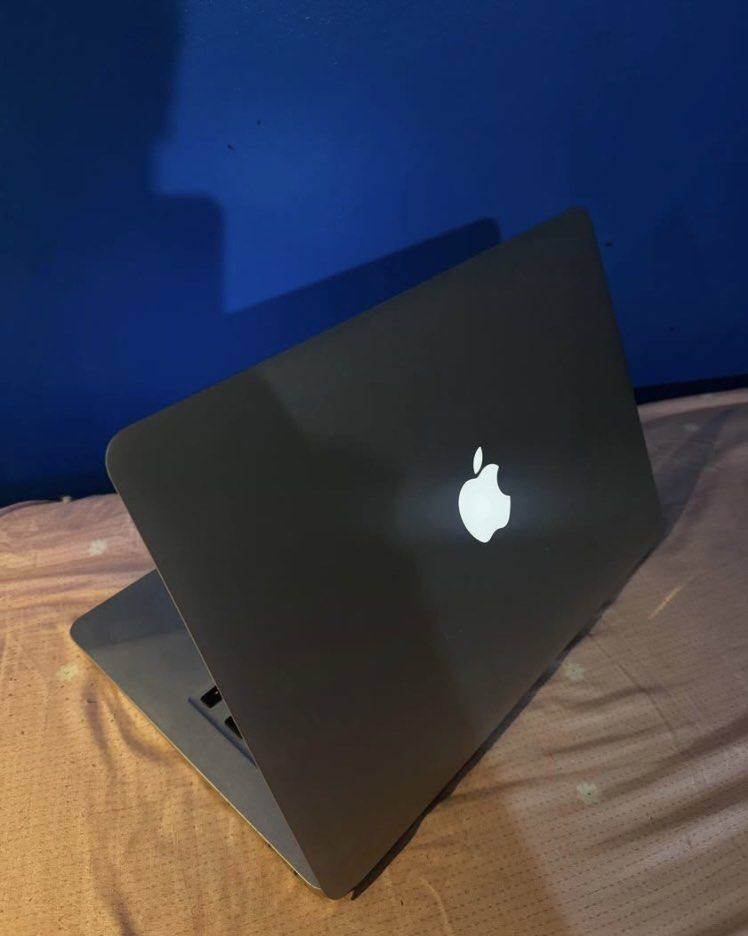 Apple MacBook Air (Category: Laptops & Notebooks) located in Manila. Submitted by micahozawa58156 (Listing ID 1422236587, Image 1). Description: Rush paunahan lang MacBook air Specs nasa pic na Honest issue Dents nasa pic.
