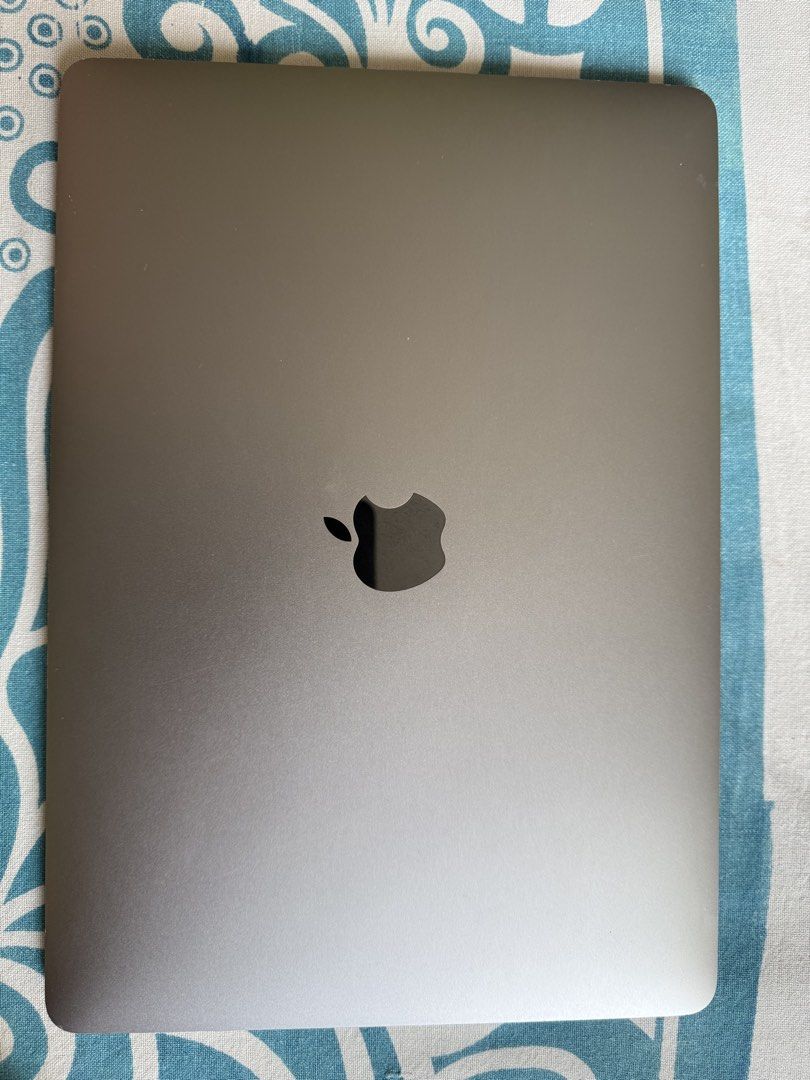 Apple MacBook Pro 2017 - Space Grey405921216762357761