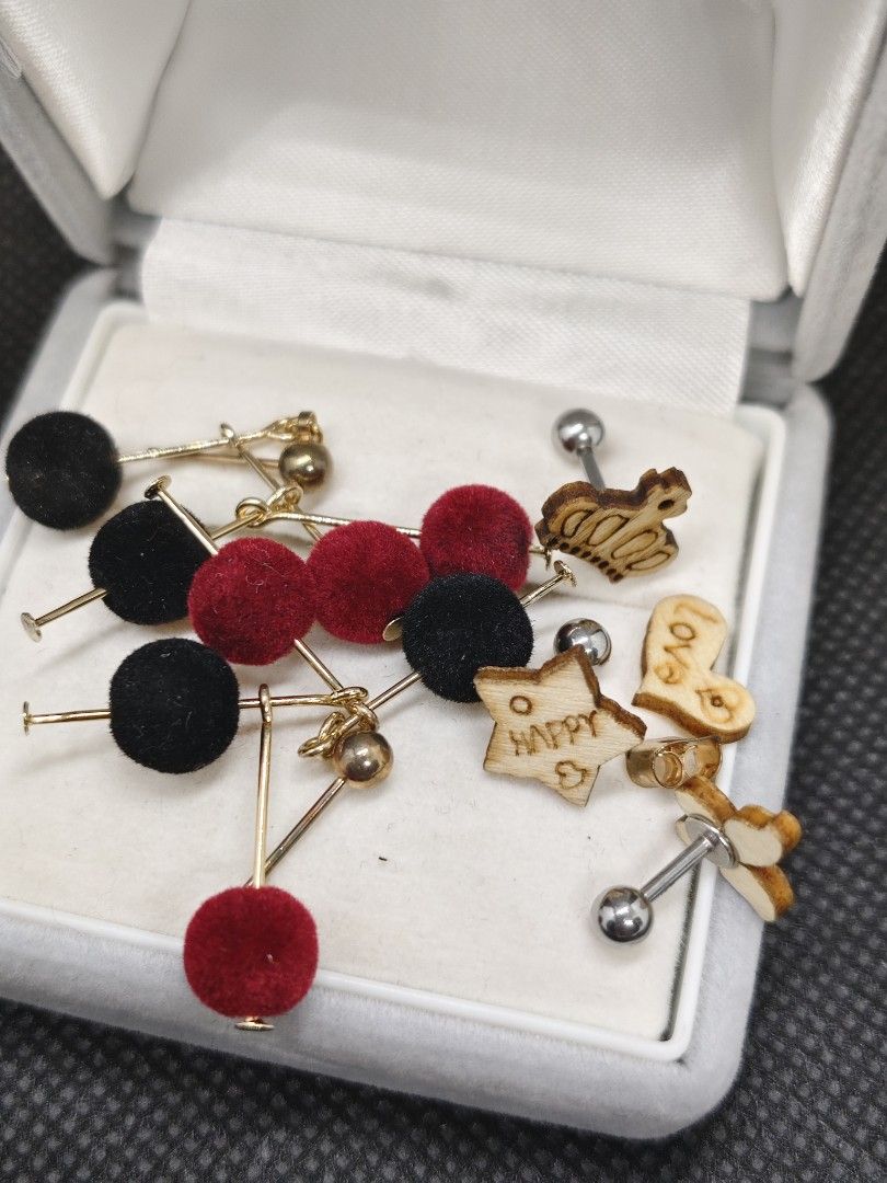 Assorted Earrings Set (Category: Earrings) located in San Mateo. Submitted by joryee (Listing ID 1422313978, Image 2). Description: earrings.