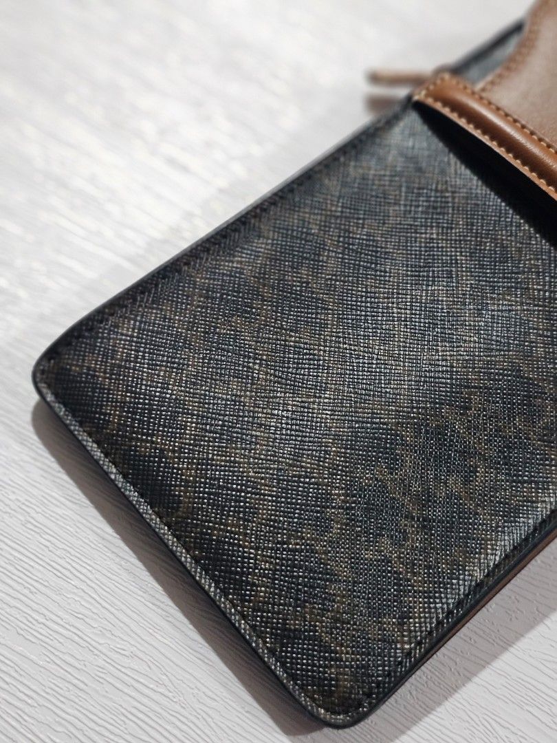 Authentic Celine Mobile Phone Pouch (Category: Luxury Bags & Wallets) located in Binan City. Submitted by mommysellsph (Listing ID 1422238682, Image 3). Description: Only used once. Bought for Ph21K Made in Italy.