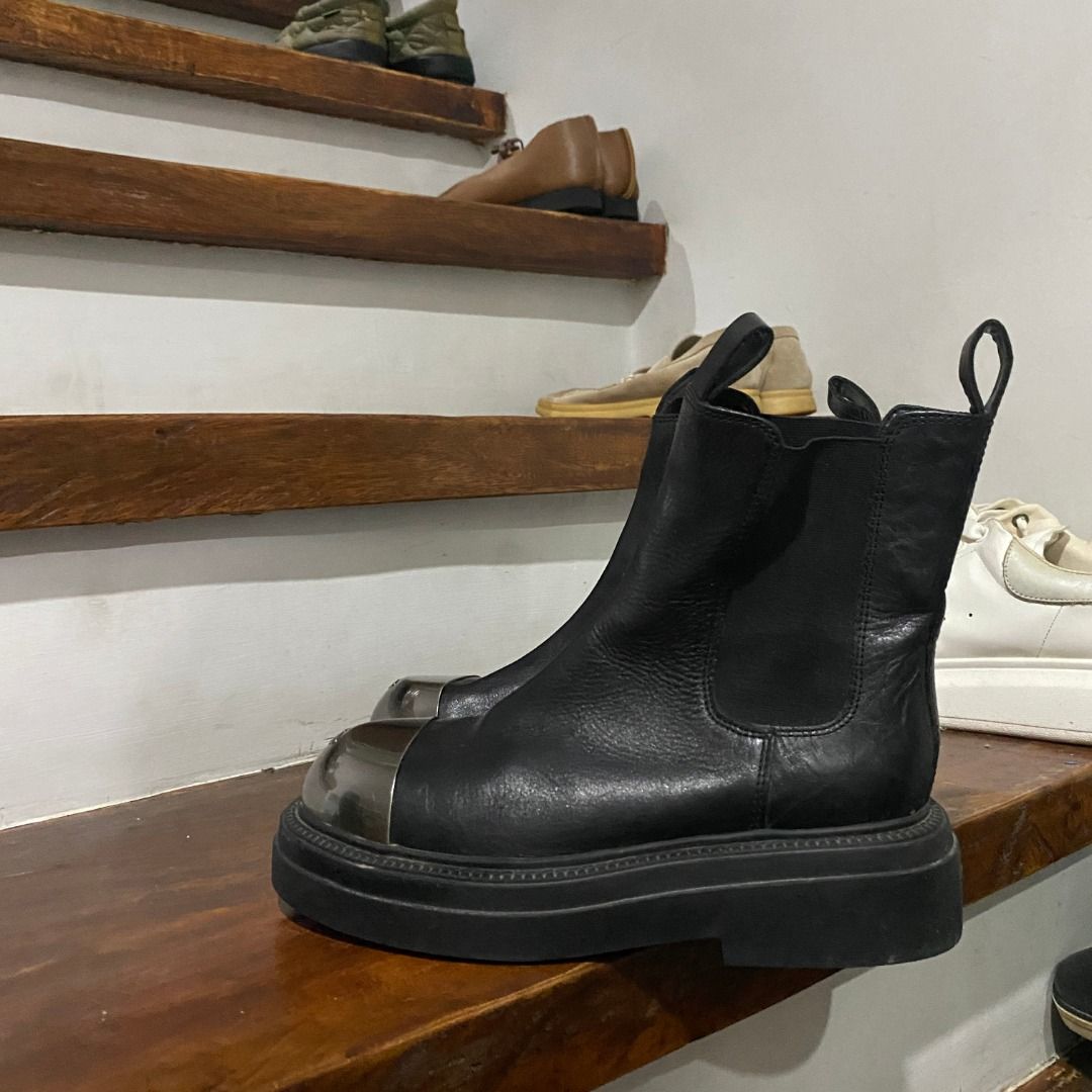 Belle Leather Metal Toe Cap Boots 36/37 (Category: Boots) located in Antipolo. Submitted by bentakahitanoano (Listing ID 1422384209, Image 3). Description: Belle Leather Metal Toe Cap Boots – Best Fit 36/37 Women’s - 23cm Still in good overall condition with normal signs of wear. Features a bold metal toe cap detail — edgy and statement-ready. Great alternative to the iconic metal toe styles from Alexander McQueen without the hefty price tag. Per