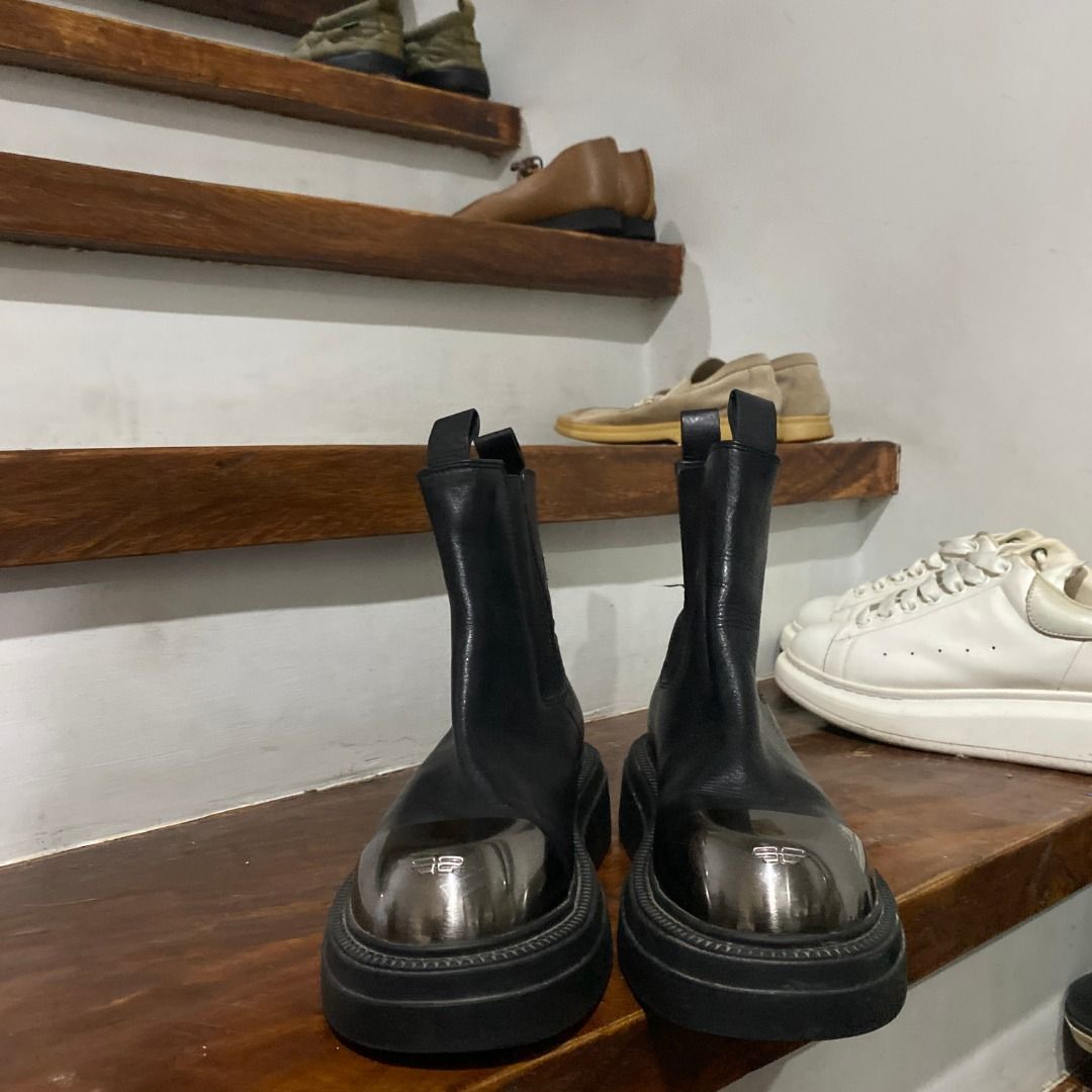 Belle Leather Metal Toe Cap Boots 36/37 (Category: Boots) located in Antipolo. Submitted by bentakahitanoano (Listing ID 1422384209, Image 2). Description: Belle Leather Metal Toe Cap Boots – Best Fit 36/37 Women’s - 23cm Still in good overall condition with normal signs of wear. Features a bold metal toe cap detail — edgy and statement-ready. Great alternative to the iconic metal toe styles from Alexander McQueen without the hefty price tag. Per
