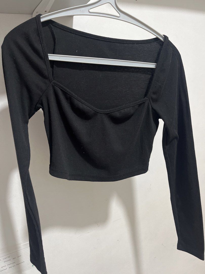 Black Long Sleeve Crop Top (Category: Longsleeves) located in Manila. Submitted by sillyfrog (Listing ID 1422307478, Image 1). Description: - square neckline - rfs: decluttering.