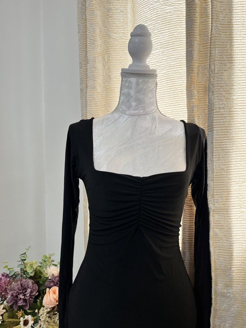 Black Square Neck Long Sleeve Dress (Category: Dresses) located in Cebu City. Submitted by zinzitro (Listing ID 1422323106, Image 2). Description: - Black dress - Square neckline - Long sleeves - Size: Small-Large - Ruched bust detail - Suitable for night outs and special occasions - Smooth, stretchy fabric.
