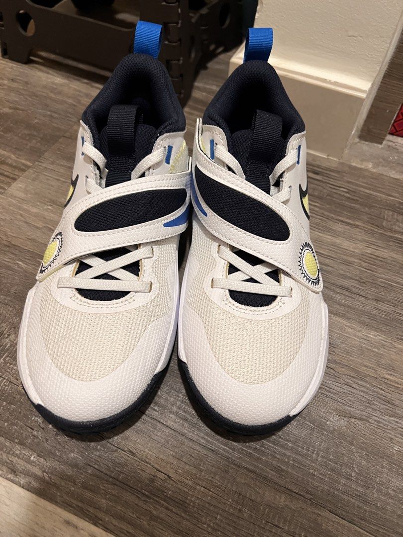 boys white nike basketball shoes