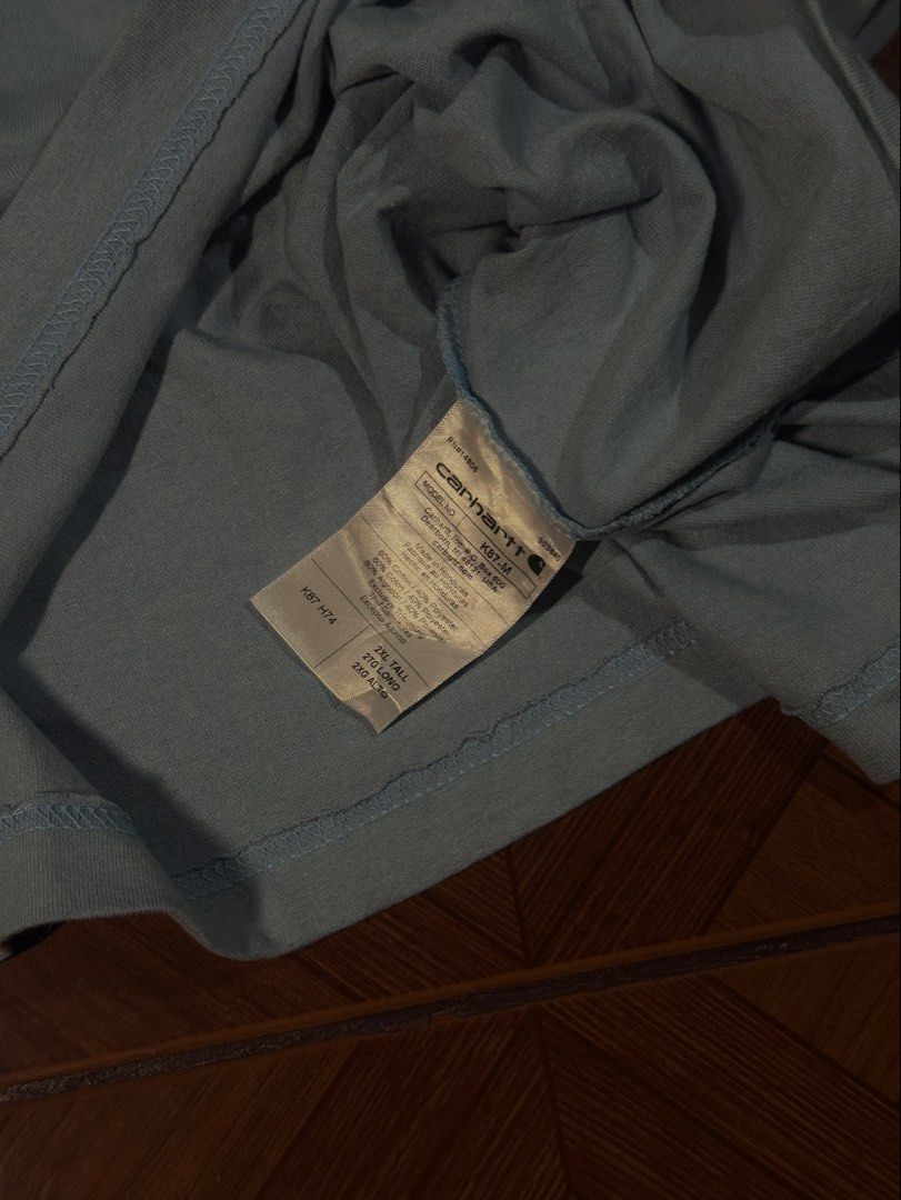 Carhartt Pocket Tee - 2XL Tall (Category: Tshirts & Polo Shirts ) located in Makati City. Submitted by rainner_31 (Listing ID 1422245948, Image 3). Description: - Carhartt pocket tee - Light blue color - Features chest pocket with Carhartt logo - Size: 2XL Tall - Material: Cotton/Polyester blend - Fit: Loose - Neckline: Crew - Sleeves: Short - Season: Fall 2022 CARHARTT COLOR RATE: 9.8/10 Excellent Condition DIMES: W- 28 L- 37 SIZE 2XL .