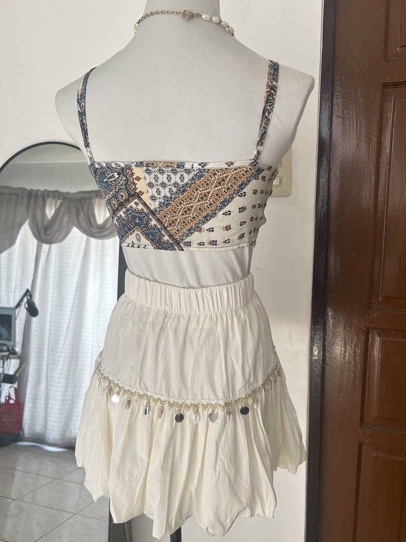 CIDER Paisley Print silk summer croptop (Category: Sets or Coordinates) located in Cainta. Submitted by ziellune (Listing ID 1422291071, Image 3). Description: Self tie yung front nyan Vv cutesy Adjustable straps L on tag but this is actually freesize coz adjustable naman siyaaa Unused.