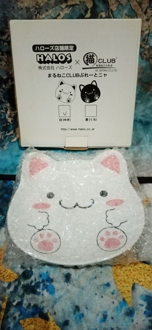 HALOS x Neko Club Cat Plate (Category: Dinnerware & Cutlery) located in Bulacan. Submitted by renasophiatoystore2020 (Listing ID 1422298268, Image 2). Description: - HALOS x Neko Club cat-shaped plate - Features a cute cat face design with pink accents - Comes with original box - Made in China - Perfect for serving snacks or as a decorative piece - White plate with cat face design.