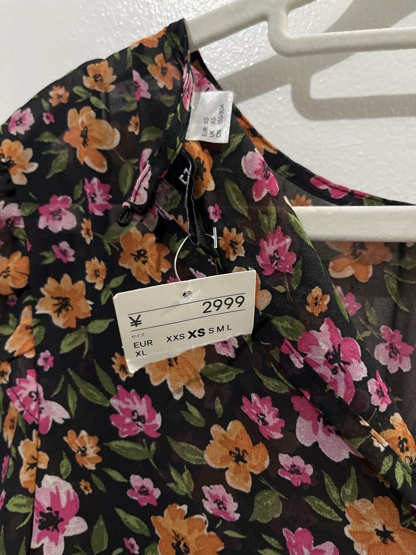 H&M Floral Dress (Category: Dresses) located in Santa Rosa. Submitted by calcheese (Listing ID 1422328238, Image 3). Description: H&M floral mini dress. Features long sleeves, V-neck, tiered skirt, and cinched waist. Lightweight and flowy fabric. Unused, with tag. .