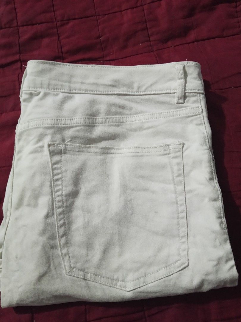 H&M Slim Fit shorts- Size 36 (Category: Jeans) located in Caloocan City. Submitted by nobleflower_4c42cc (Listing ID 1422327665, Image 1). Description: - H&M White Short - Button closure - Back pockets - Size: EUR 36, US 36, CA 36, CN 180/90A.