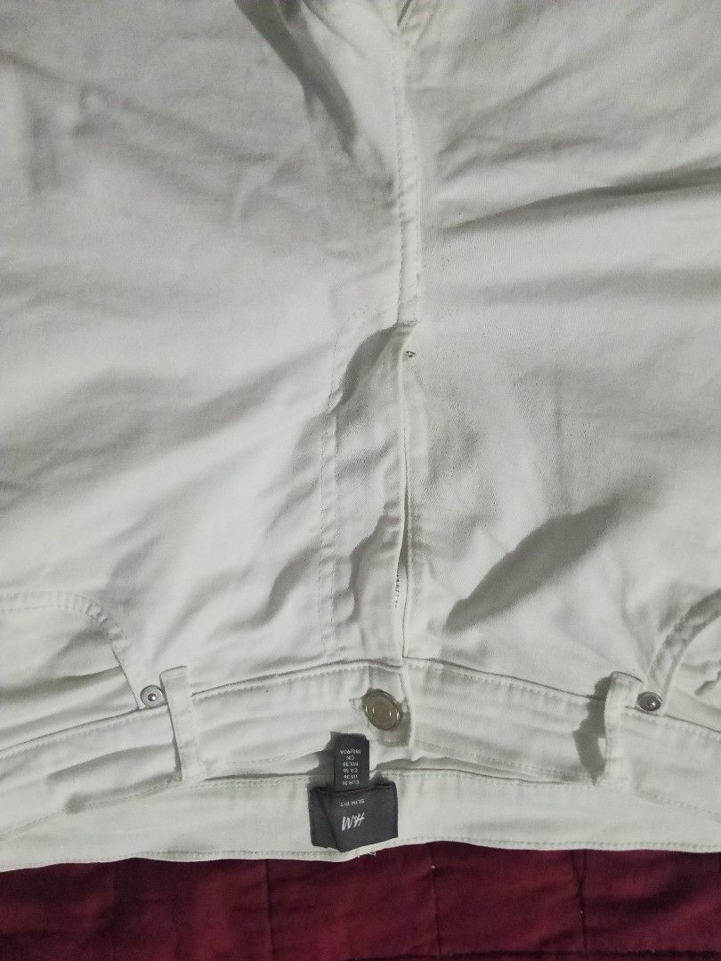 H&M Slim Fit shorts- Size 36 (Category: Jeans) located in Caloocan City. Submitted by nobleflower_4c42cc (Listing ID 1422327665, Image 2). Description: - H&M White Short - Button closure - Back pockets - Size: EUR 36, US 36, CA 36, CN 180/90A.