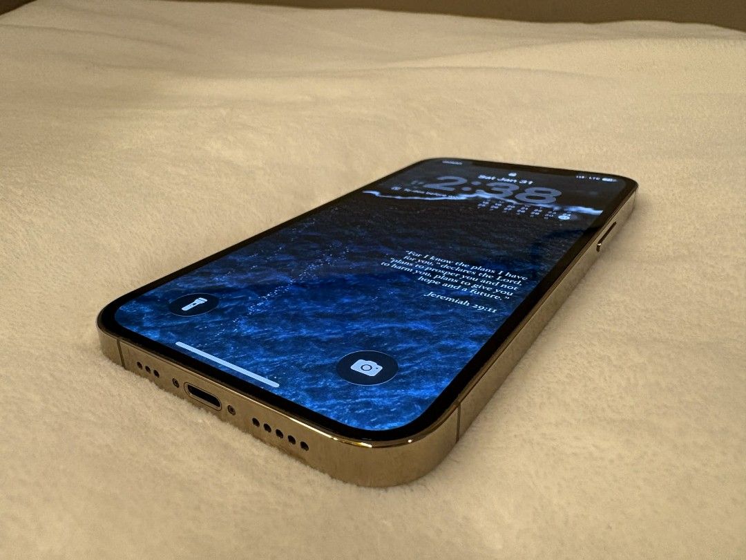 iPhone 12 PRO w/ box (same serial no) (Category: iPhone 12 Series) located in Makati City. Submitted by arjaa (Listing ID 1422340281, Image 2). Description: iPhone 12 PRO Gold 18k (negotiable) 256GB 75% Open line With newly installed tempered glass Well-used but well taken care of No cracks or heavy scratches No issues No history of repairs or part replacement Freebies: -Ringke Phone case -2 other phone cases -Phone wrist strap -with box 📍Makati
