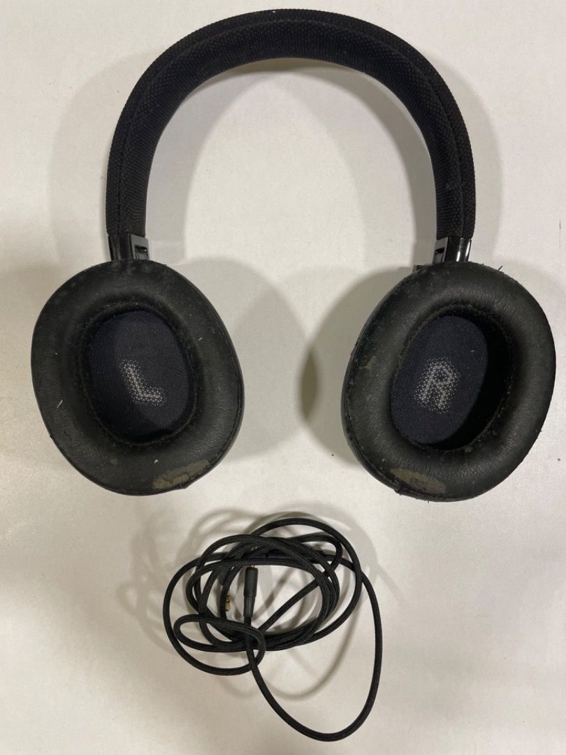 JBL E55BT Wireless Over-Ear Headphones (Category: Headphones & Headsets) located in Caloocan City. Submitted by clonedbricks (Listing ID 1422245621, Image 2). Description: Bluetooth and AUX connectivity For pickup or Lalamove delivery from BGC Issue: no charger; one side is inconsistent.