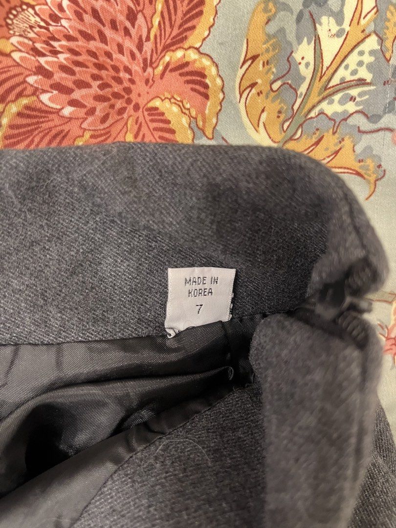 Lewkin Gray Ribbon Skirt (Category: Skirts) located in Quezon City. Submitted by matchaprincess33 (Listing ID 1422324914, Image 2). Description: - Korean brand! - Gray pleated skirt - Features a bow detail - Made in Korea - Size 7 - Made of a wool-like material - Zipper closure - Solid gray color.