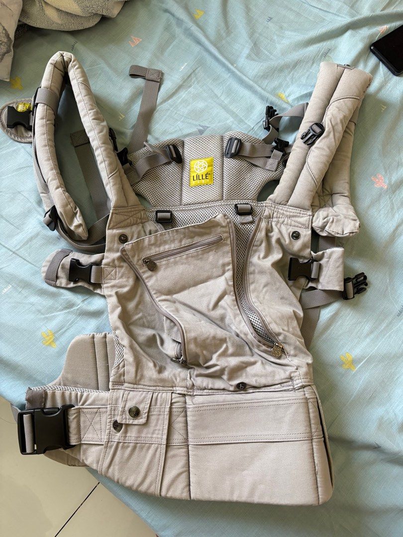 Lillebaby Carrier (Category: Carriers & Slings) located in Manila. Submitted by idle_worship (Listing ID 1422240929, Image 1). Description: 2nd owner here. Around 5x ko lang nagamit 🥲 still looks good!! RFS: 2nd baby is not a velcro baby. 😄.