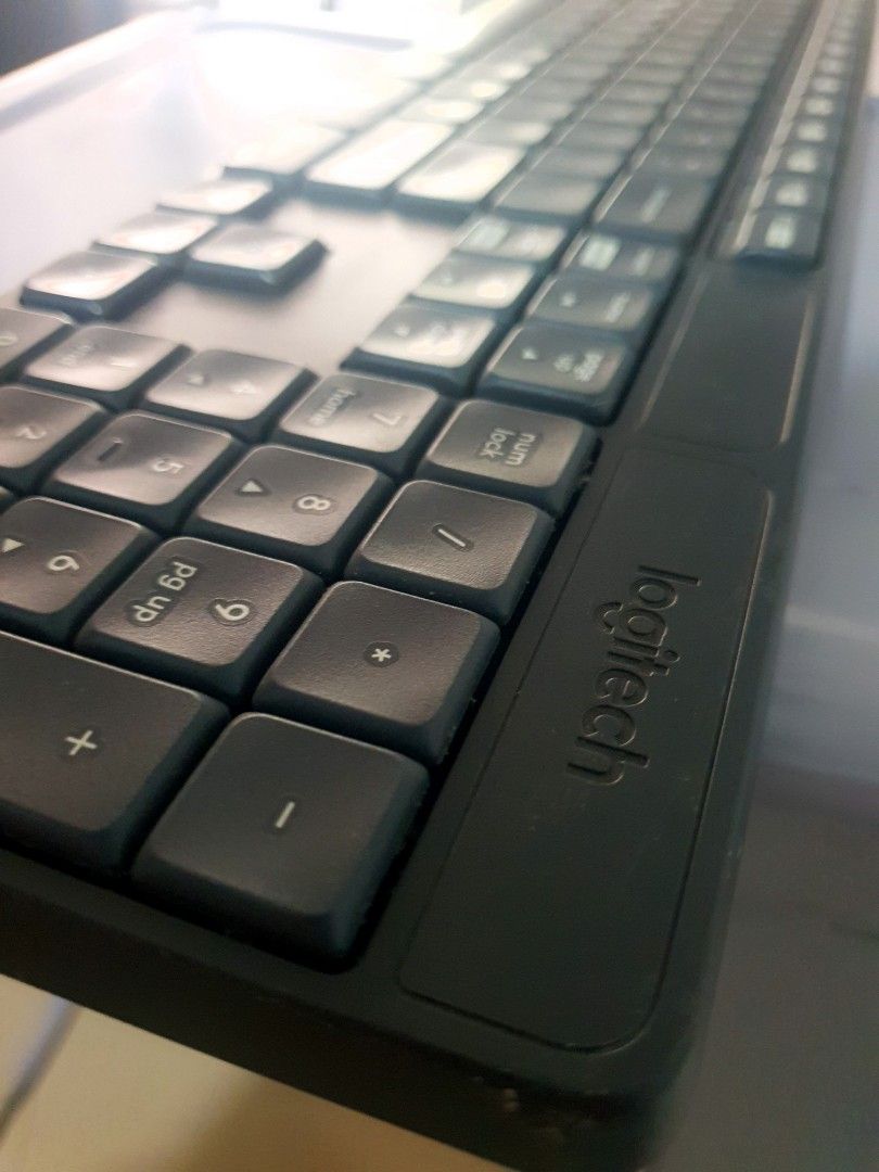 (‼️Free Shipping depending on location‼️) Logitech Wireless Keyboard K235 (Category: Computer Keyboard) located in Cavite. Submitted by bookbub_olx (Listing ID 1422289713, Image 3). Description: - Logitech wireless keyboard NO BOX - Full-size layout with number pad - Dark gray color - Well-spaced keys - Standard keyboard layout.