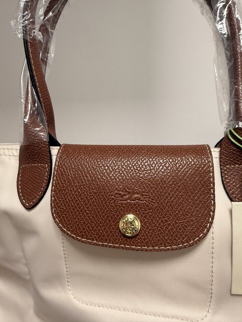 Longchamp Le Pliage Tote Bag - Papier (Category: Luxury Bags & Wallets) located in San Fernando. Submitted by marynicole2911 (Listing ID 1422250268, Image 2). Description: Long champ le pliage - Papier/White Authentic Available in long handle - Small 1 only Actual photos posted 2,900 Clearance sale .