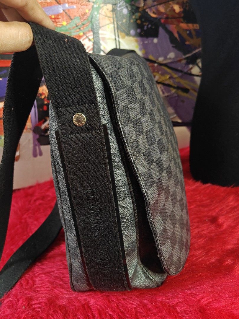Louis Vuitton Damier Graphite Messenger Bag (Category: Luxury Bags & Wallets) located in Las Pinas. Submitted by liezel49 (Listing ID 1422384013, Image 3). Description: Louis Vuitton Damier Graphite Messenger Bag., adjustable strap,no flaws .