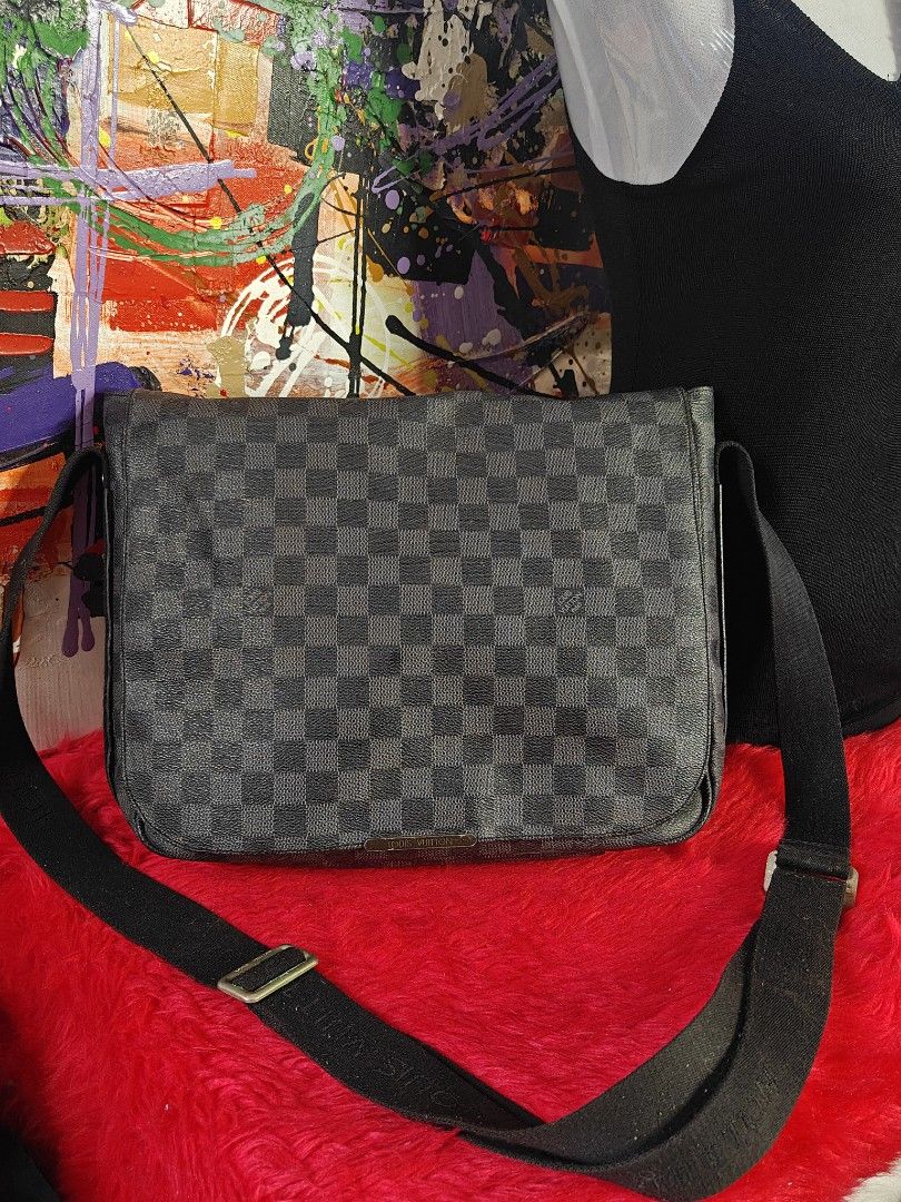 Louis Vuitton Damier Graphite Messenger Bag (Category: Luxury Bags & Wallets) located in Las Pinas. Submitted by liezel49 (Listing ID 1422384013, Image 2). Description: Louis Vuitton Damier Graphite Messenger Bag., adjustable strap,no flaws .