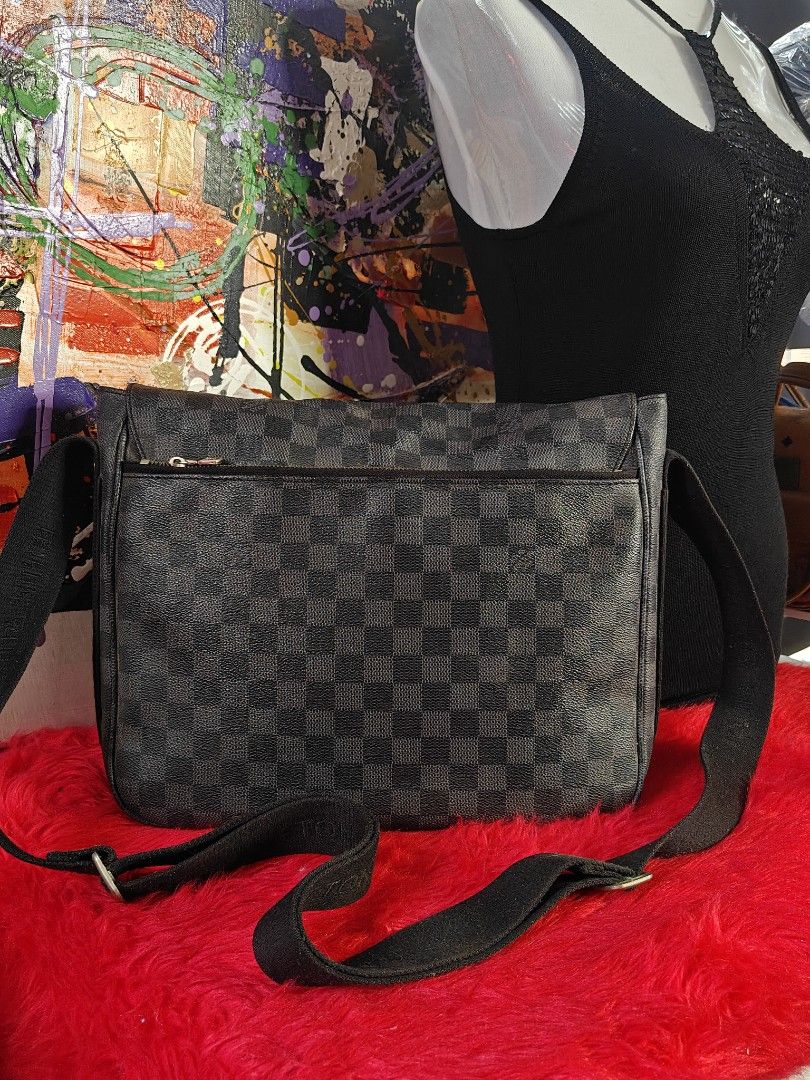 Louis Vuitton Damier Graphite Messenger Bag (Category: Luxury Bags & Wallets) located in Las Pinas. Submitted by liezel49 (Listing ID 1422384013, Image 1). Description: Louis Vuitton Damier Graphite Messenger Bag., adjustable strap,no flaws .