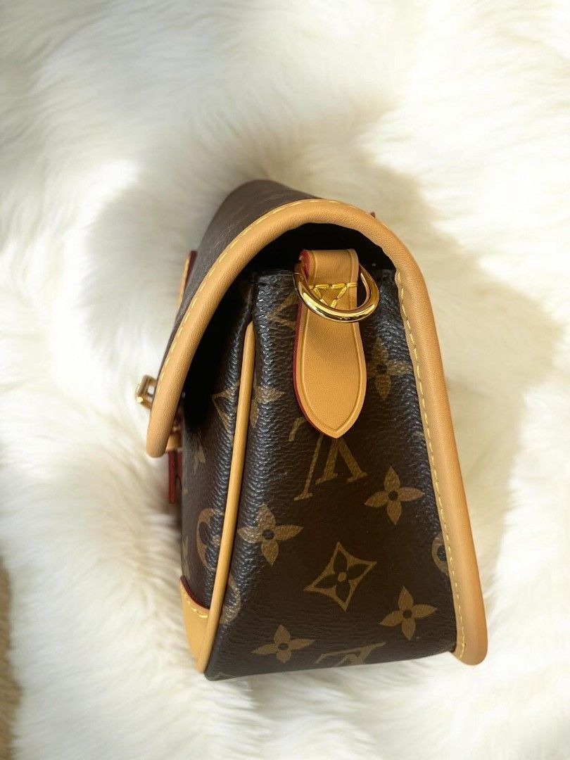 Louis Vuitton Diane Crossbody (Category: Luxury Bags & Wallets) located in Las Pinas. Submitted by jadasy_vintagefinds (Listing ID 1422271844, Image 3). Description: Diane Crossbody 2 way, 2 straps, in great pre-owned condition. no card/no cert/ no receipt. Japan auction sourced 📦 LBC, JNT, JRS Provincial Areas 💸 COD in Metro Manila only 🛵 Same-day delivery via Lalamove/Grab 🌏 Worldwide Shipping via EMS/DHL 📍Store pick up (Dasma Cavite) .