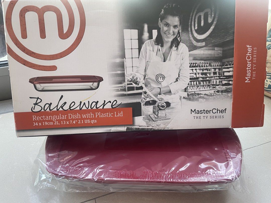 MasterChef Rectangular Bakeware Dish with Lid （分類：烤盤）位於 Hong Kong。 由 leofr 提交（商品編號 1422243296，圖片 1）。簡介： MasterChef rectangular bakeware dish with a plastic lid. It is 34 x 19cm and has a capacity of 2L (13 x 7.4", 2.1 US qts). The dish is red and comes in its original packaging. Perfect for baking and serving.。