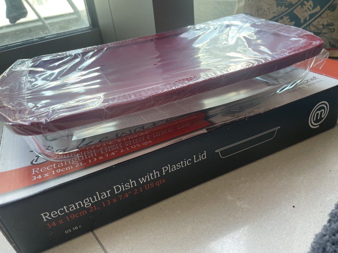 MasterChef Rectangular Bakeware Dish with Lid （分類：烤盤）位於 Hong Kong。 由 leofr 提交（商品編號 1422243296，圖片 2）。簡介： MasterChef rectangular bakeware dish with a plastic lid. It is 34 x 19cm and has a capacity of 2L (13 x 7.4", 2.1 US qts). The dish is red and comes in its original packaging. Perfect for baking and serving.。