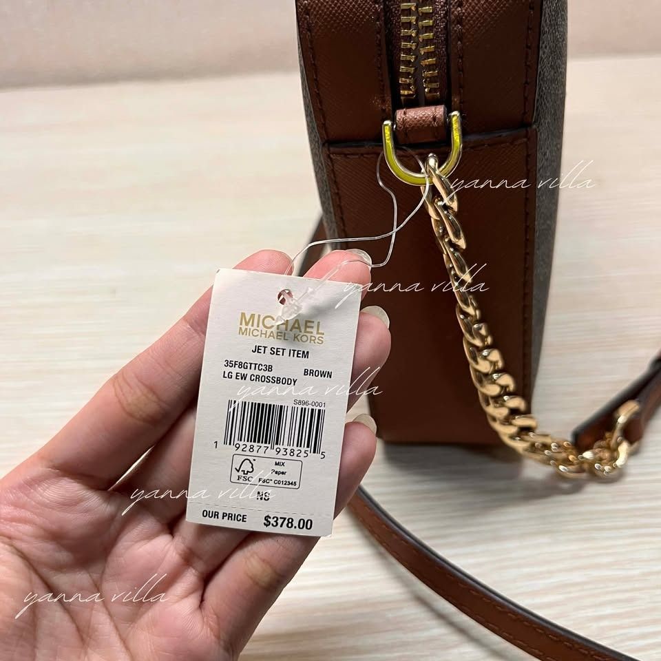Michael Kors Jet Set Crossbody bag (Category: Cross-body Bags) located in Quezon City. Submitted by fruitenloops (Listing ID 1422347938, Image 3). Description: ｡･:*˚:✧｡ inclusions • the bag itself • price is 𝗻𝗲𝗴𝗼𝘁𝗶𝗮𝗯𝗹𝗲, kindly dm • all zippers are working. • needs wiping as it is dusty • authentic and still comes with the tag • location: north fairview, qc • payment first basis, up to 2 days reservation 𝗼𝗻𝗹𝘆 • can pay via gcash & ma