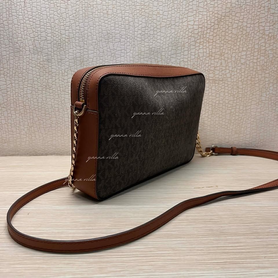 Michael Kors Jet Set Crossbody bag (Category: Cross-body Bags) located in Quezon City. Submitted by fruitenloops (Listing ID 1422347938, Image 2). Description: ｡･:*˚:✧｡ inclusions • the bag itself • price is 𝗻𝗲𝗴𝗼𝘁𝗶𝗮𝗯𝗹𝗲, kindly dm • all zippers are working. • needs wiping as it is dusty • authentic and still comes with the tag • location: north fairview, qc • payment first basis, up to 2 days reservation 𝗼𝗻𝗹𝘆 • can pay via gcash & ma