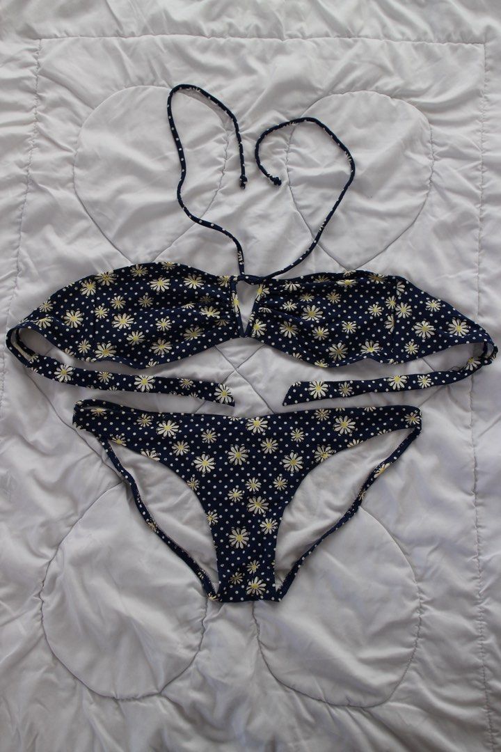 Navy Blue with Daisy Print Bikini Set (Category: Bikinis & Swimsuits) located in Makati City. Submitted by bysaaaam (Listing ID 1422284487, Image 1). Description: - Navy blue bikini set with daisy print - Bandeau top with removable straps - Classic cut bottoms - Made of smooth fabric - Perfect for beach or pool days.