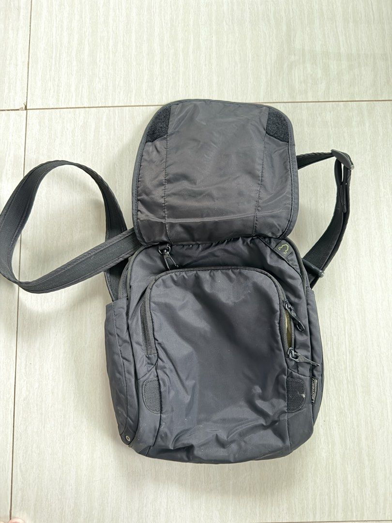 Pacsafe Black Messenger Bag (Category: Sling Bags) located in Cebu City. Submitted by wickwoo (Listing ID 1422315718, Image 3). Description: Pacsafe crossbody bag Used.